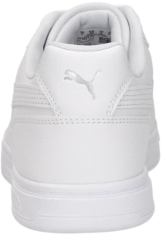 Achterkant van een witte Puma sneaker met zilverkleurig Puma logo op de hiel.