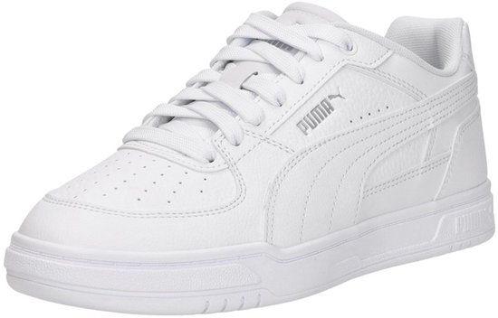 Witte leren Puma sneakers met veters, perforaties op de neus en Puma-logo op de zijkant.
