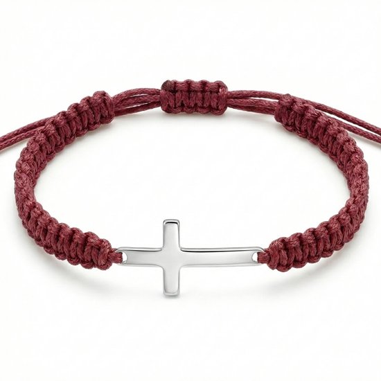 Bordeauxrode gevlochten armband met zilverkleurig kruis, op witte achtergrond.