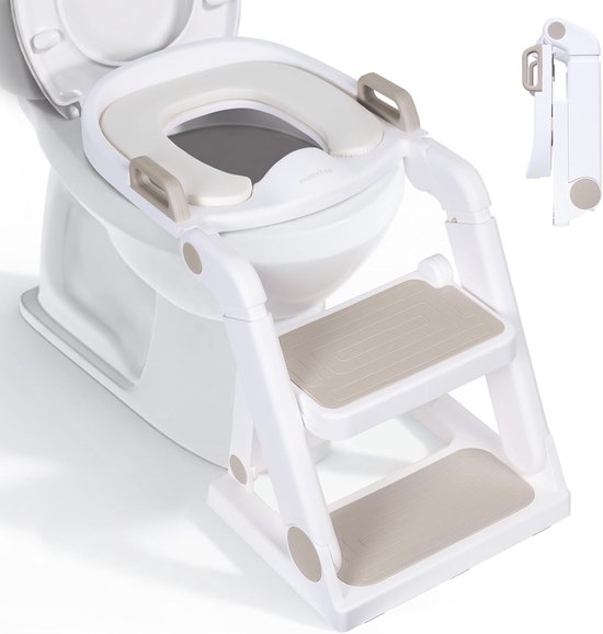 Beige toiletverkleiner met trapje, geplaatst op een toilet. Inzetstuk is beige met grijze handgrepen. Trapje is wit met beige treden.