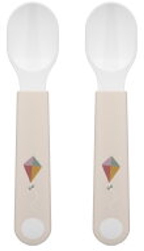 Twee witte lepels met beige handvatten, versierd met een kleine, gekleurde vlieger.