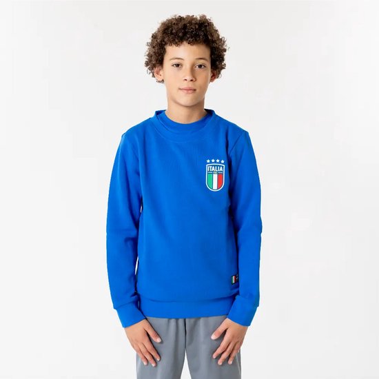 Jongen draagt een blauwe trui met Italiaans embleem.