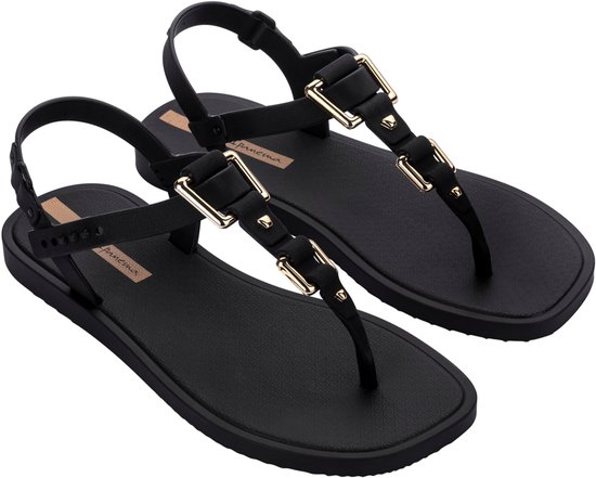 Zwarte Ipanema teenslippers met goudkleurige gespen en bandjes.
