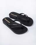 Zwarte Ipanema platform slippers, schuin van voren gezien, met gevlochten bandjes en gouden logo.
