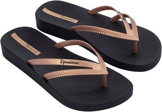 Zwarte Ipanema slippers met goudkleurige gevlochten bandjes en een platformzool.