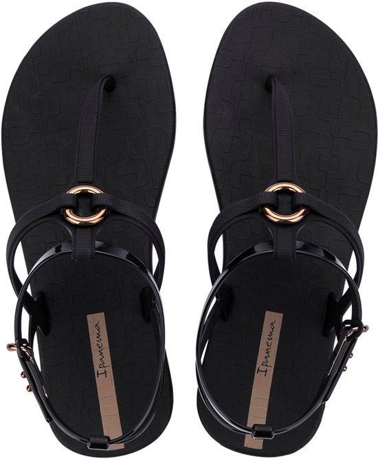 Zwarte Ipanema slippers met fijne bandjes, gouden ringen en verstelbare enkelband.