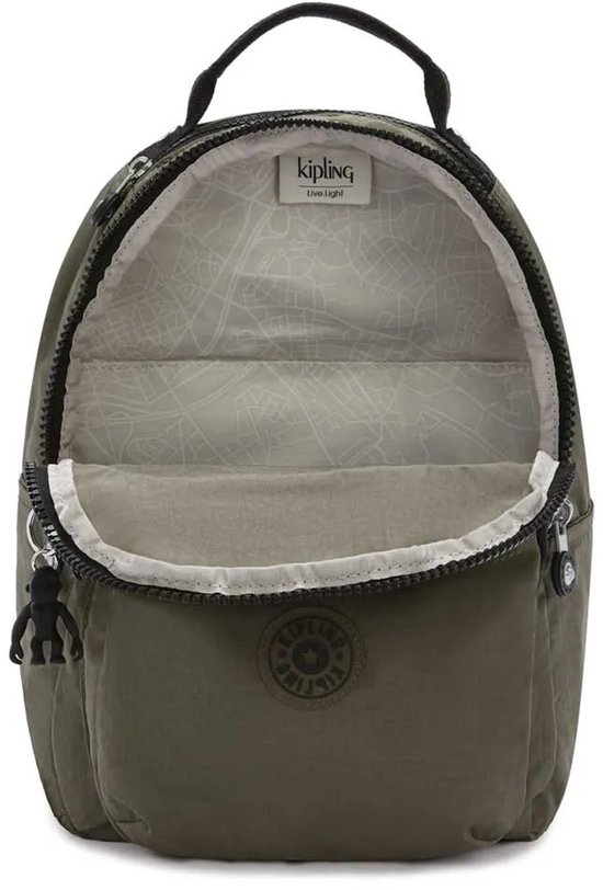 Legergroene Kipling rugzak, open met kaartprint voering en Kipling aapje sleutelhanger.