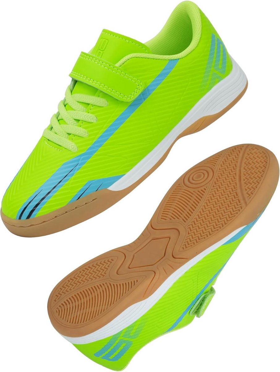 Heldere groene indoor voetbalschoenen met blauwe accenten, geschikt voor kinderen, met een rubberen zool voor grip.