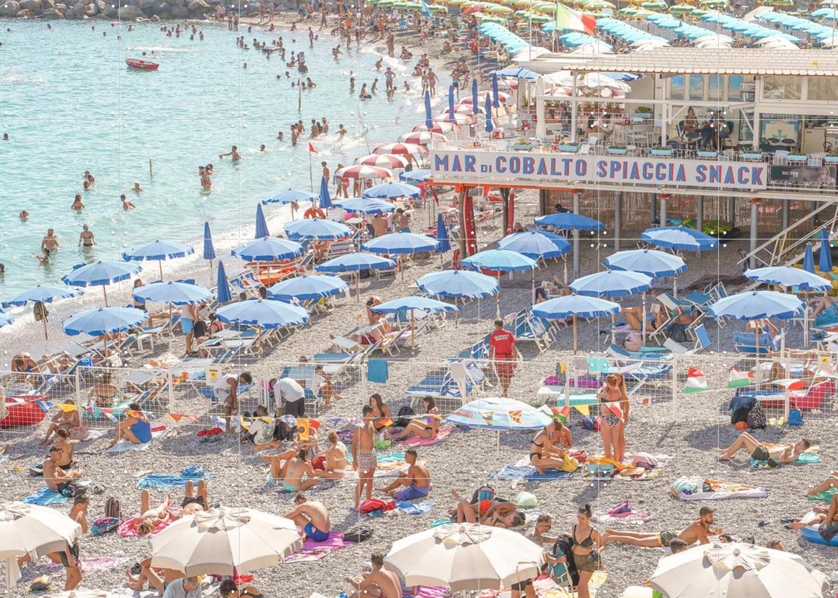 IXXI Amalfi Beach Club, Henrike Schenk - 140 x 100 cm - Gratis ophangtool - Grote wanddecoratie en posters - Fotografie, Kleurrijk, Eetkamer