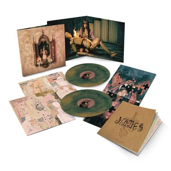 Vinylplaten, platenhoezen en een tekstboekje met de titel 'Hades'.