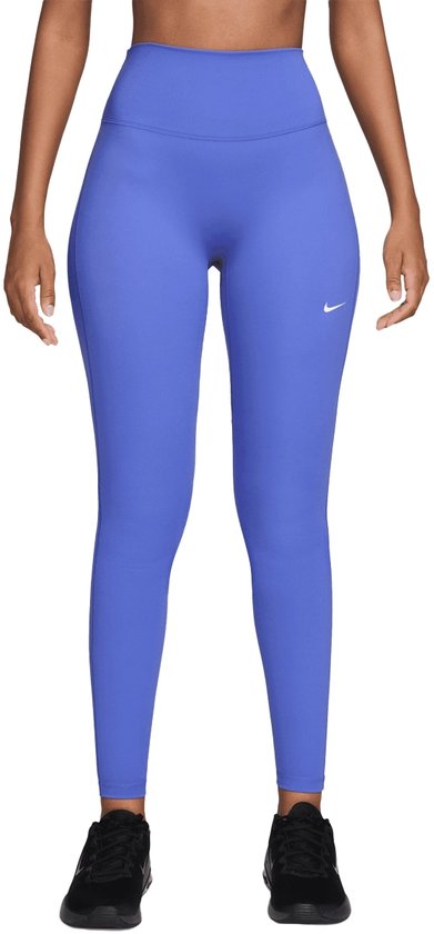 Voorkant van een model in een kobaltblauwe Nike legging met een wit Nike logo op de linkerheup, met zwarte sportschoenen.