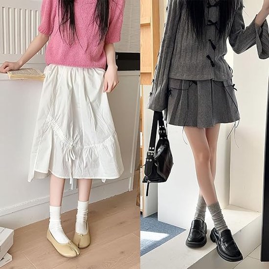 Vrouw met witte tabi sokken en beige schoenen. Rechts, vrouw met grijze tabi sokken en zwarte loafers.