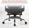 De zilverkleurige, vijfsterren basis van een zwarte bureaustoel met wieltjes en een metalen voetensteun. Tekst: 'Design of Five Star Plated Steel Feet'.