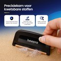 Een hand gebruikt een zwarte precisiekam met gouden accenten op een beige stof, wat extra bescherming, geschiktheid voor fijne materialen en meer controle benadrukt.