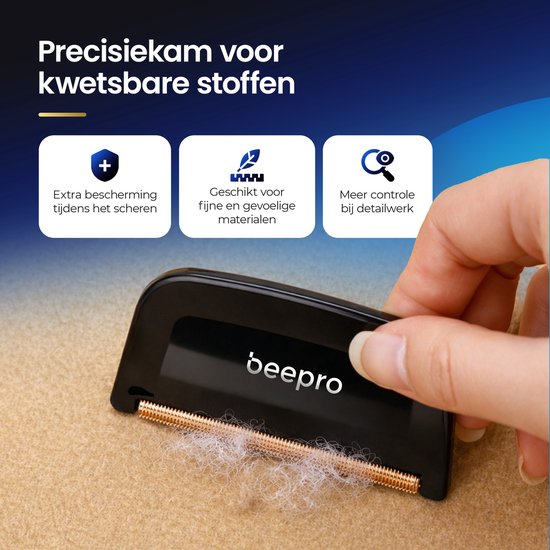 Een hand gebruikt een zwarte precisiekam met gouden accenten op een beige stof, wat extra bescherming, geschiktheid voor fijne materialen en meer controle benadrukt.