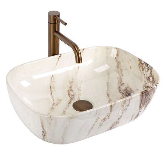 Beige waskom met bruine marmerlook en een bronzen kraan, geïsoleerd op witte achtergrond.
