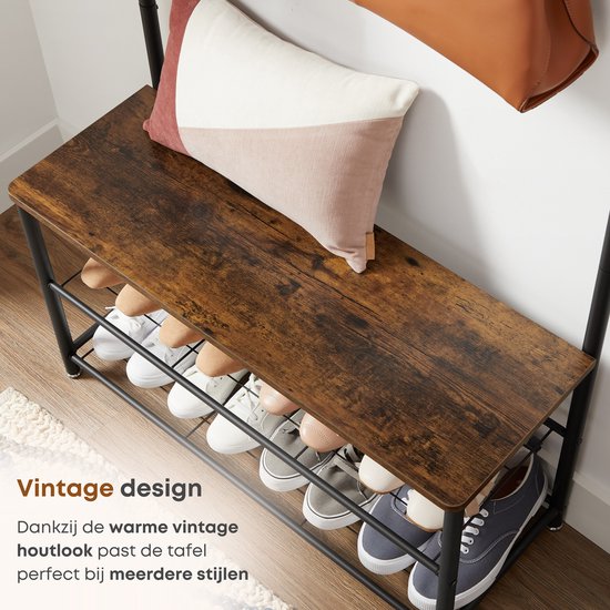 Bruine houten zitbank met kussens en schoenen eronder op metalen planken. Vintage design.