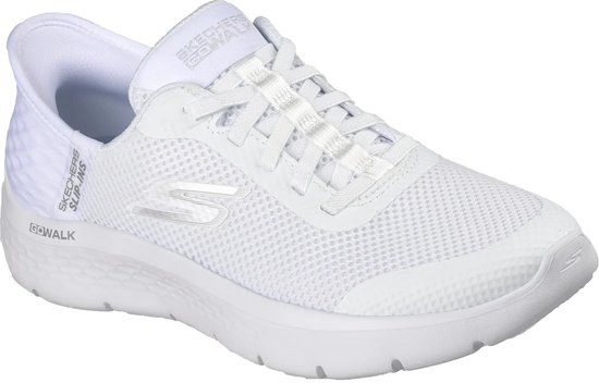 Witte Skechers GO WALK FLEX sneaker, 3/4 aanzicht, met ademende mesh, 'Slip-ins' logo en golfpatroon op de hiel.