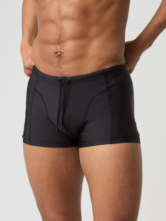 Short de bain noir Björn Borg avec cordon de serrage, porté par un homme.
