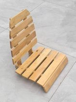 Opklapbare houten kruk met houten latten voor zitting en rugleuning, op een grijze tegelvloer.