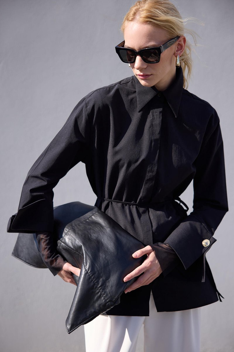 Touché Privé - Poplin blouse met brede manchetten - Zwart - Dames