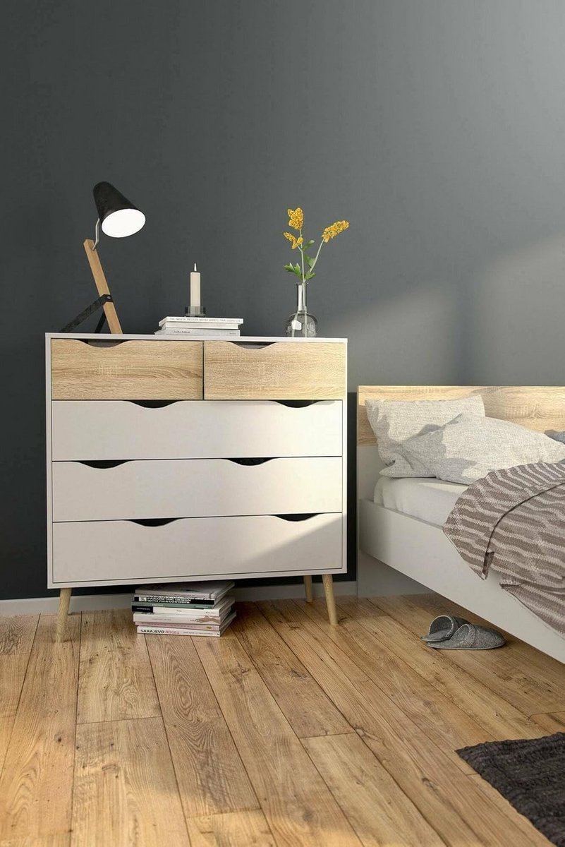 Commode met vijf laden in wit en eikenhout