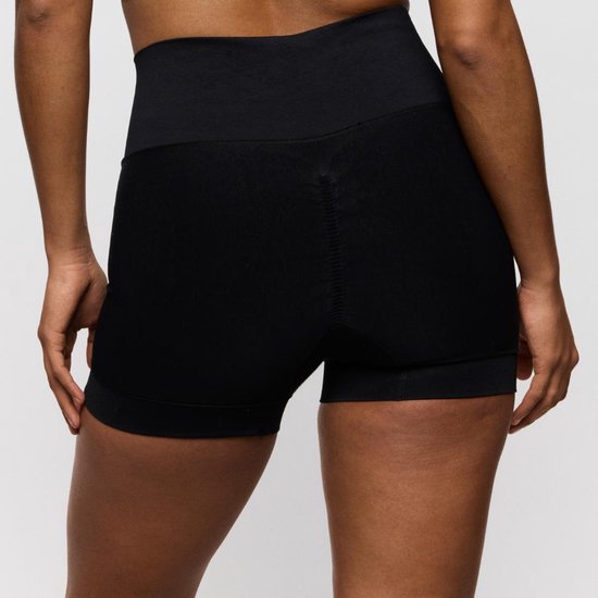 Achterkant van zwarte corrigerende shorts met hoge taille, met een naad middenachter.
