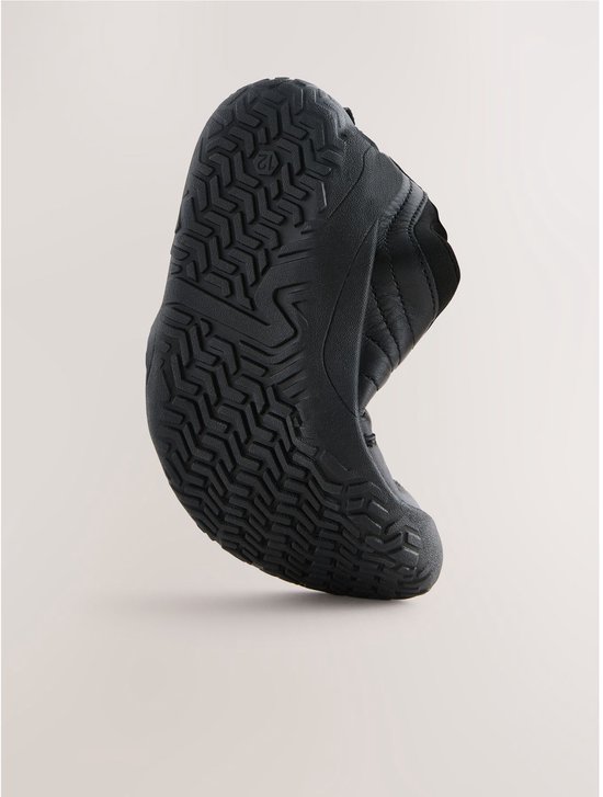 Zwarte leren sneaker, de zool met een opvallend geometrisch profiel.