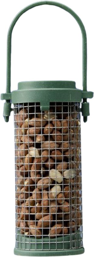 Groene pinda feeder van gaas, gevuld met pinda's.