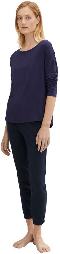 Blauw T-shirt met lange mouwen en boot hals, gedragen door een blond model.
