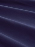 Close-up van de stof van een donkerblauw T-shirt met lange mouwen.