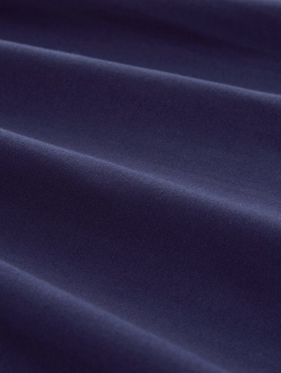 Close-up van de stof van een donkerblauw T-shirt met lange mouwen.