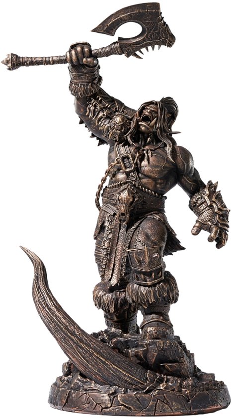 Statue en bronze de Grommash Hellscream, hache levée, avec des accents de fourrure et une base détaillée.