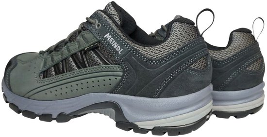Grijze wandelschoenen, achteraanzicht, met een contrasterende zool en zwarte accenten.