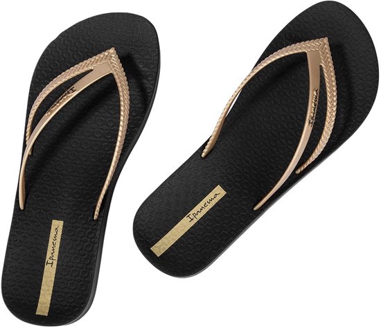 Zwarte Ipanema teenslippers met goudkleurige bandjes met gevlochten detail.