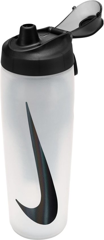 Transparante Nike bidon met zwarte Swoosh en zwarte dop met open tuit.