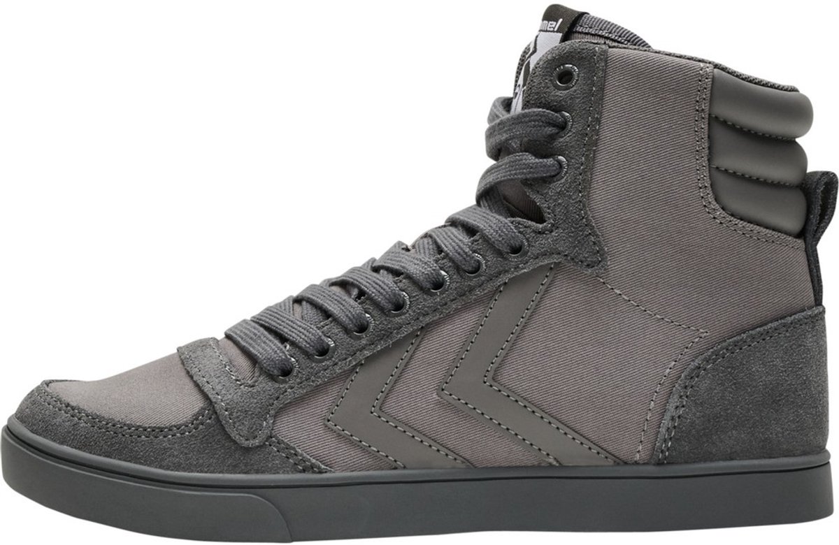 Hummel Slimmer Stadil Tonal High sneaker in grijs, hoog model met veters en iconische Hummel-strepen.