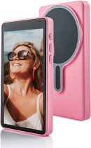 Een roze smartphone monitor met een selfie van een vrouw met zonnebril op het scherm. Een tweede roze monitor staat ernaast.