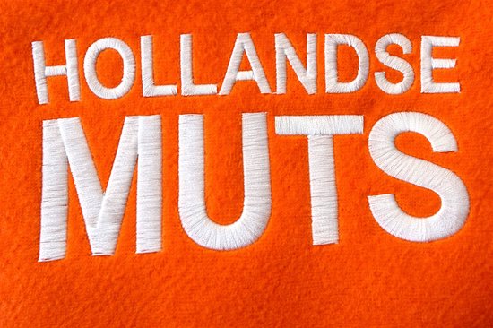 Oranje stof met witte opdruk "HOLLANDSE MUTS".