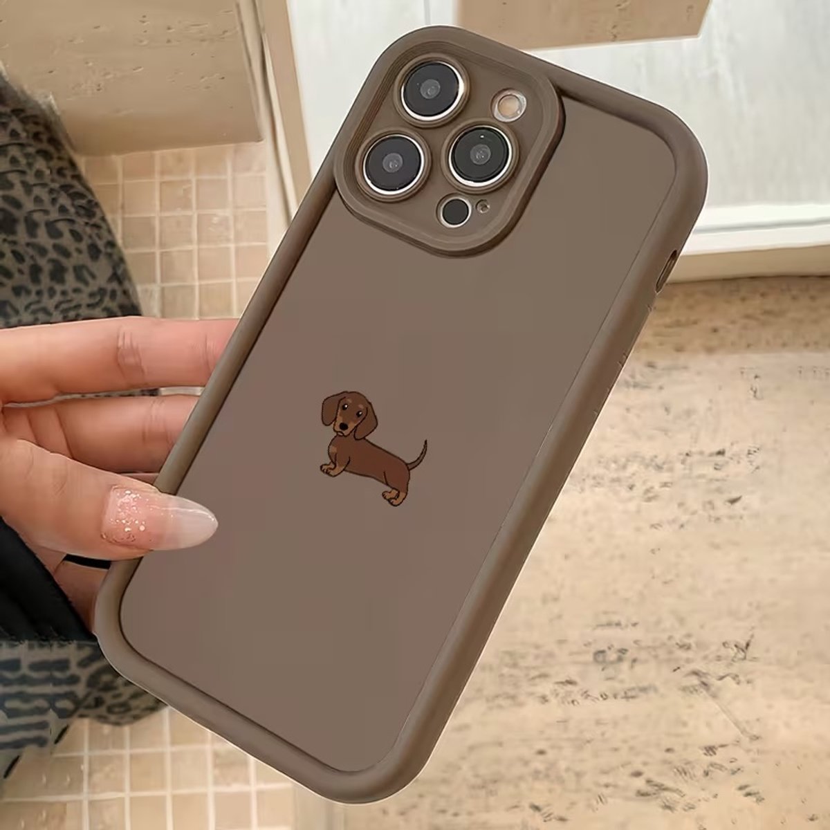 Teckel Telefoonhoesje iPhone 16 Pro Max – Matte Bruine Case – Extra Sterke TPU Beschermhoes – Minimalistisch Design met Teckel (Dachshund) – Schokbestendig & Krasvrij