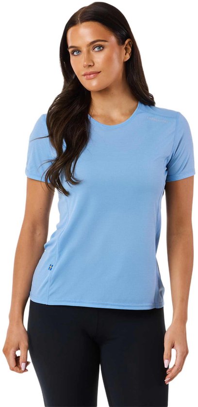 Dames t-shirt in lichtblauw met korte mouwen, gedragen door een model met zwarte legging.