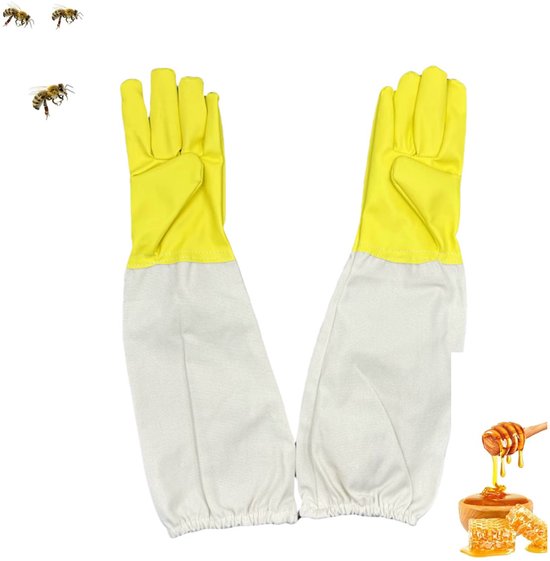 Een paar lange imkerhandschoenen met gele geitenvacht handen en crème canvas mouwen. Witte achtergrond met bijen decoratie.