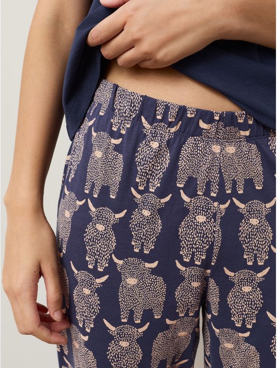 Close-up van een marineblauwe pyjamabroek met Schotse hooglanderprint.