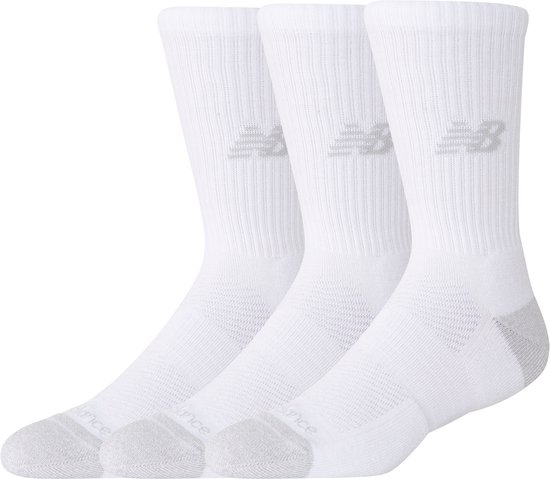 Drie witte New Balance sportsokken met grijs NB-logo op de schacht en grijze verstevigingen bij de hiel en teen.