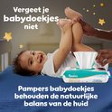 Baby wordt opgetild en lacht, met Pampers aqua soft touch babydoekjes.