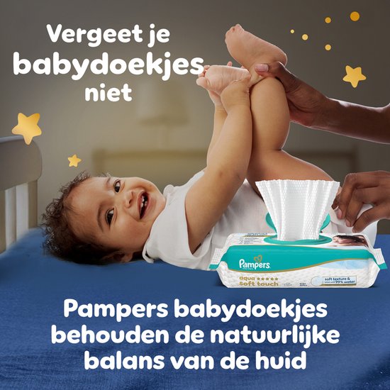 Baby wordt opgetild en lacht, met Pampers aqua soft touch babydoekjes.