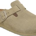 Close-up van de gesp en het suède van een beige Birkenstock Boston slipper.