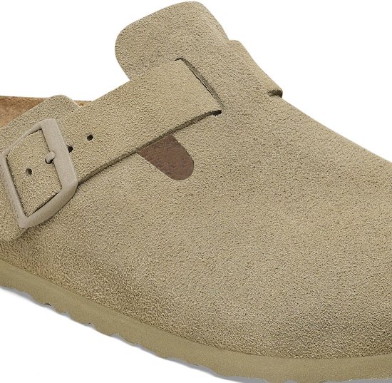 Close-up van de gesp en het suède van een beige Birkenstock Boston slipper.