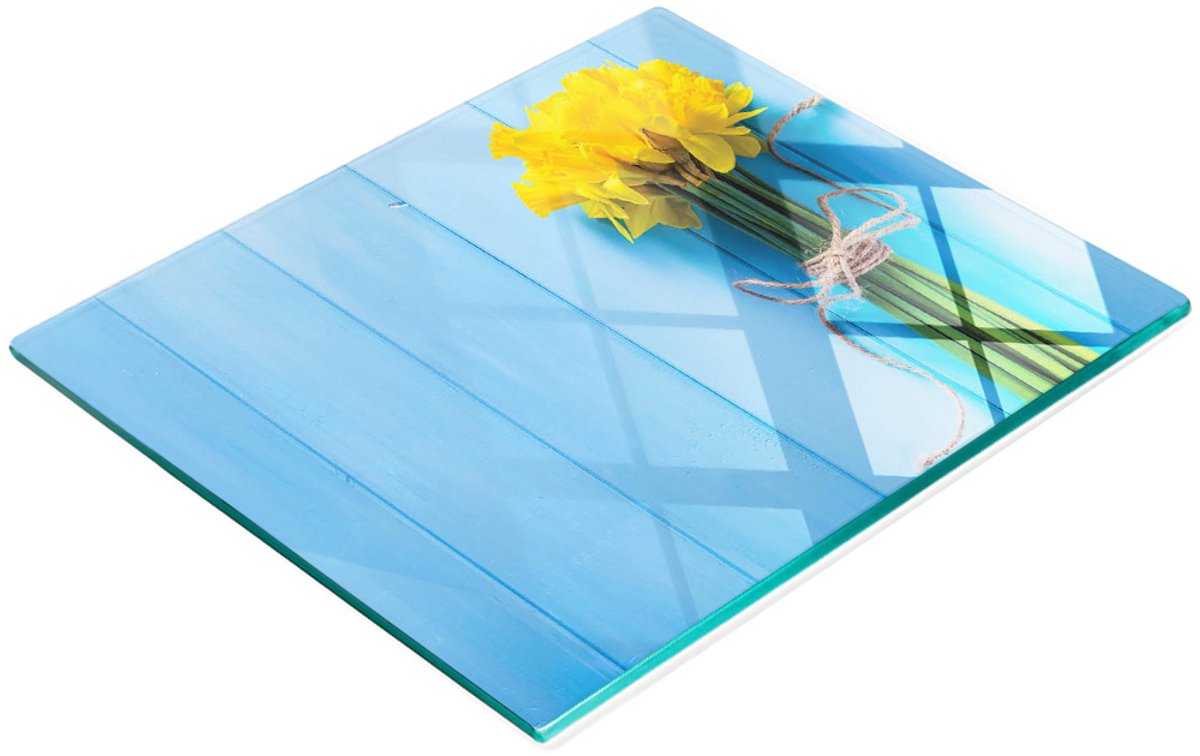 Decoratieve serveerplank van glas met narcissenboeket, 60x52 cm
