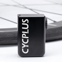 Zwarte CYCPLUS Tiny Cube fietspomp met witte tekst, naast een fietsband.